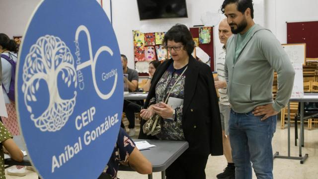 Alvise Pérez vota junto a su madre en el CEIP Aníbal González de El Plantinar.