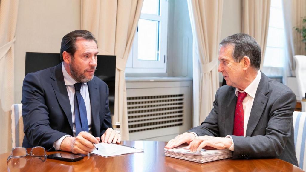 Imagen de una reunión en junio entre el ministro de Transportes, Óscar Puente, y Abel Caballero.