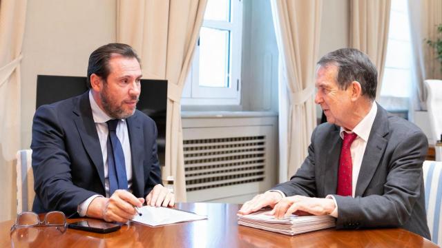 Imagen de una reunión en junio entre el ministro de Transportes, Óscar Puente, y Abel Caballero.
