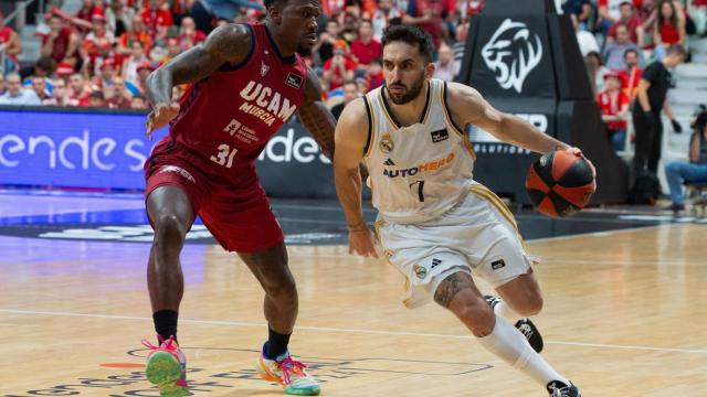 Campazzo trata de zafarse de Ennis.