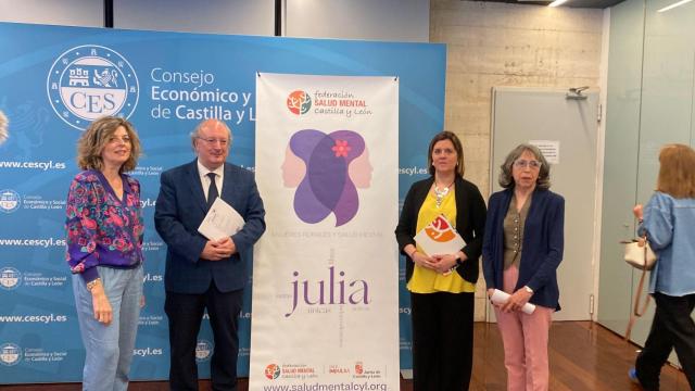 La directora general de la Mujer de la Junta, Victoria Moreno, el presidente del CES, Enrique Cabero, y la coordinadora del proyecto Julia, Patricia Quintanilla, presentan los resultados