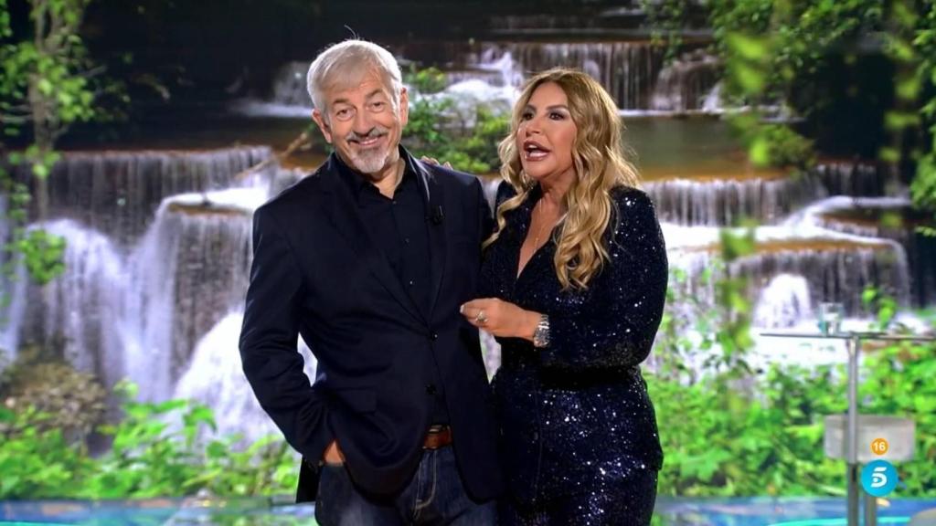 Carlos Sobera junto a Cristina Tárrega durante la confirmación de 'La vida sin filtros' en 'Supervivientes'.