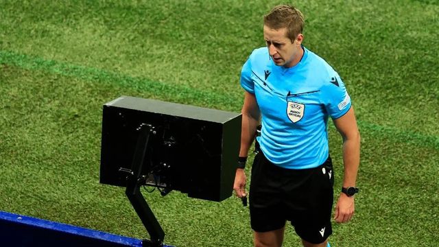 Un árbitro consulta el VAR durante un partido