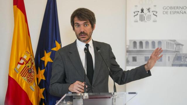 El ministro de Cultura, Ernest Urtasun, informa sobre nuevas actuaciones en el marco de ‘Cultura con Memoria’, proyecto que el Ministerio enmarca en una línea de trabajo transversal prioritaria en relación con la memoria democrática. Foto: Borja Sánchez-Trillo / EFE