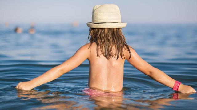 Niña en la playa con pulsera de Bluon.ME