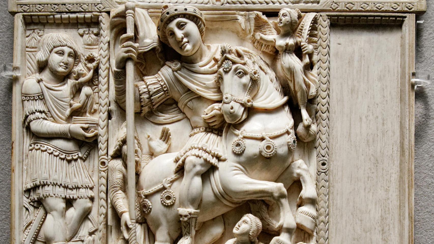 Díptico tallado en marfil que representa al triunfante emperador Justiniano. Siglo VI d.C.