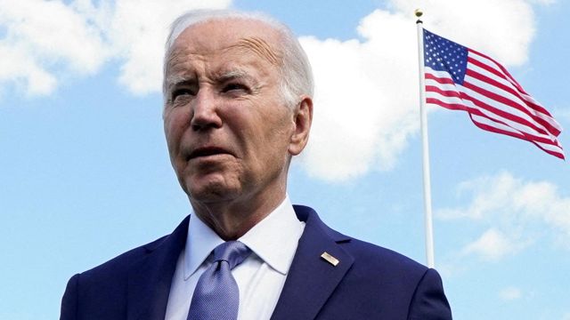 El presidente de EEUU, Joe Biden, comparece ante la prensa durante un viaje a Francia.
