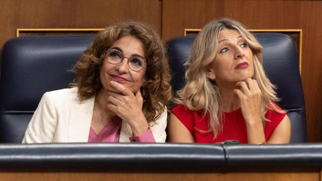 María Jesús Montero y Yolanda Díaz, vicepresidenta primera y vicepresidenta segunda, en el Congreso.