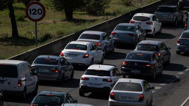 Atasco en la autovía A5, en el inicio del Puente del Pilar, en Madrid.