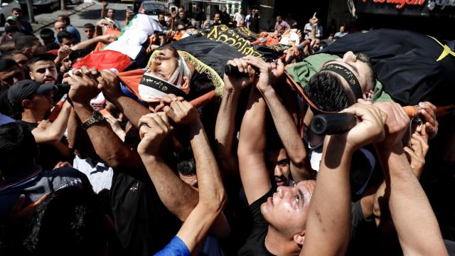 Hombres de Kafr Dan (Cisjordania) portan los cuerpos de dos hombres tras una incursión israelí.