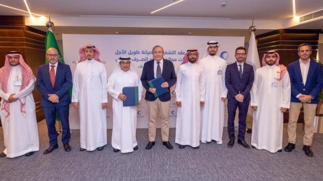 Foto tras el acuerdo de Aguas de Valencia para la gestión de dos depuradoras de Arabia Saudí. EE