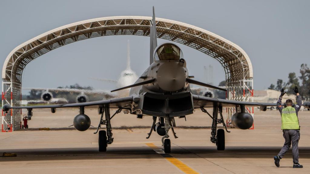 Un Eurofighter español con un POD de designación láser