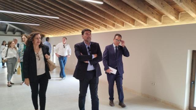 El alcalde Luis Barcala y el concejal Antonio Peral en la visita a Las Cigarreras tras la reforma.