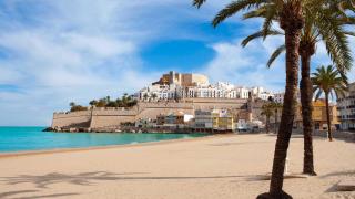 Una playa de Peñíscola con el Castillo de Papa Luna de fondo.