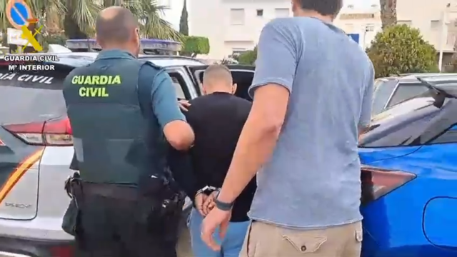 Los agentes detienen al hombre que había huido de la justicia