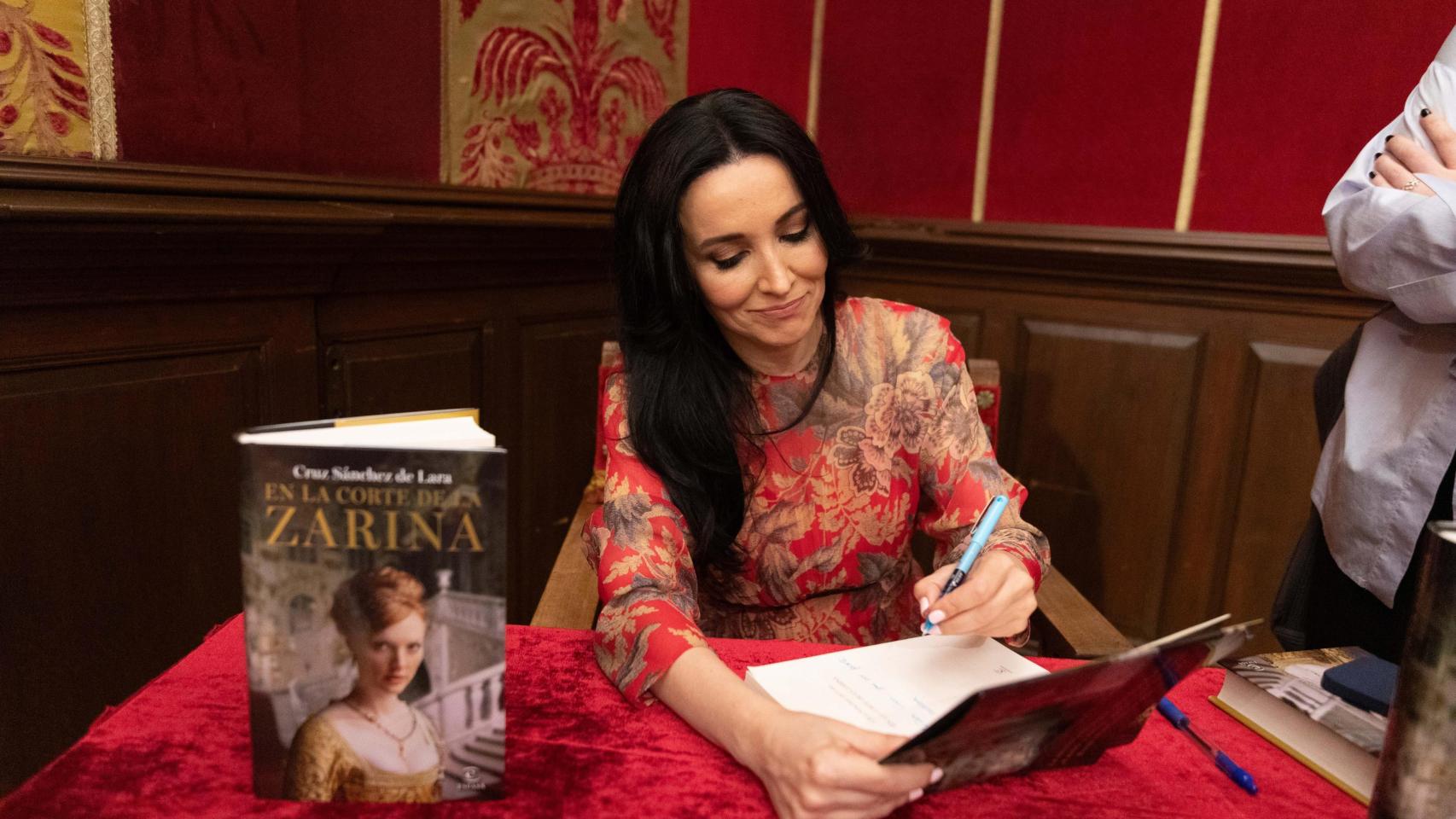 Las mejores imágenes de la presentación de 'La corte de la zarina', tercera novela de Cruz Sánchez de Lara
