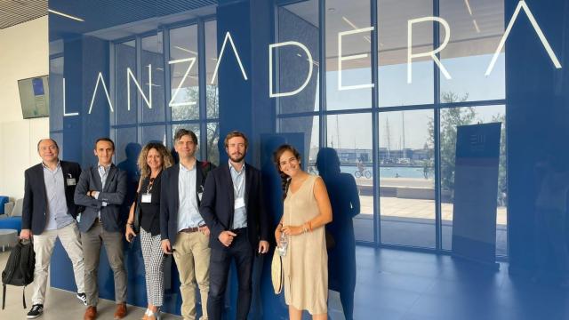 Responsables de Loomis y Lanzadera en la sede de la aceleradora en la Marina de Valencia. De izquierda a derecha: Guillermo Sáenz (Momo); Ismael Valero (Lanzadera); Lydia García (directoral territorial zona este en Loomis); Luis Egusquiza (director de Operaciones en Loomis); Miguel Milian (Lanzadera) y Maria Machado (directora de Estrategia e Innovación en Loomis).