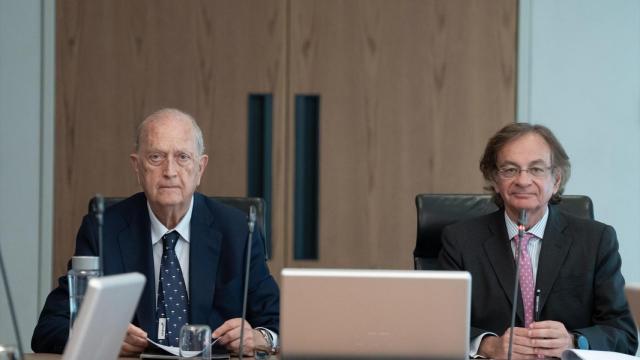 El presidente de Colonial, Juan José Brugera (i), y el consejero delegado de Colonial, Pere Viñolas (d), durante una rueda de prensa, en la sede de Colonial.