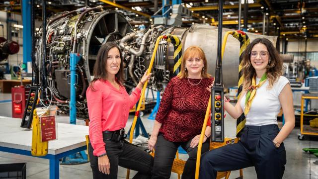 Las tres ingenieras de Iberia Mantenimiento, con uno de los motores del taller.