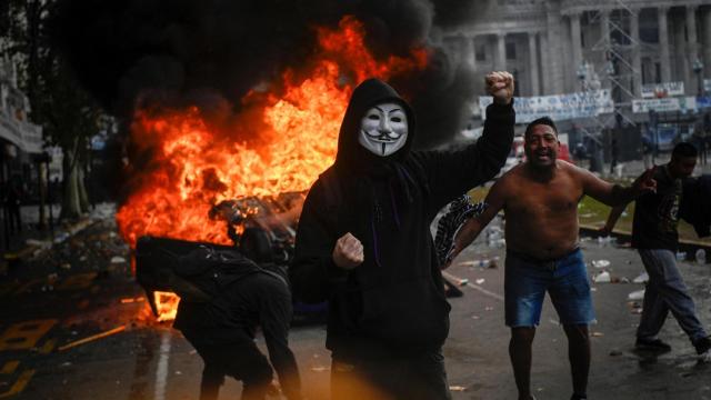 Protestas frente al Senado, donde se debatía la ley Bases del Gobierno de Javier Milei.