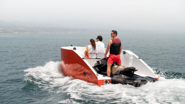 El ONE 16 se pilota fácilmente gracias a una moto acuática