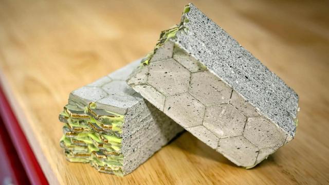 Ladrillos con capas alternas de baldosas de cemento hexagonales y polímero fino