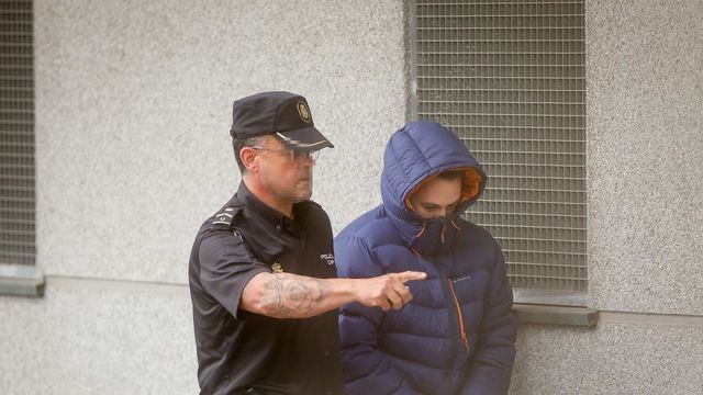 Un agente de Policía acompaña al lotero detenido a su llegada al Juzgado