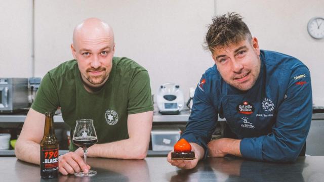 Habaziro vende en sus tiendas de A Coruña el pastel creado para el V aniversario de MEGA