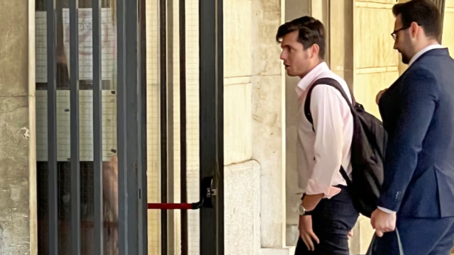 Quiles, junto a su abogado, este jueves en los juzgados de Sevilla.