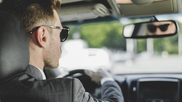 Conductor al volante.