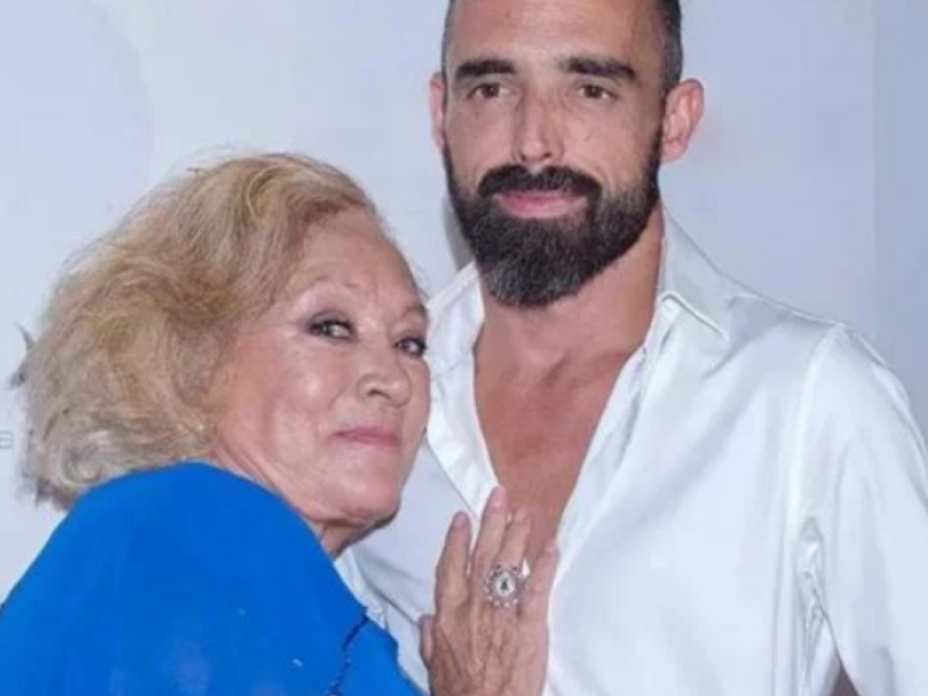 Mari Carmen junto a su único hijo, Miguel Almanzor, en una imagen de archivo.