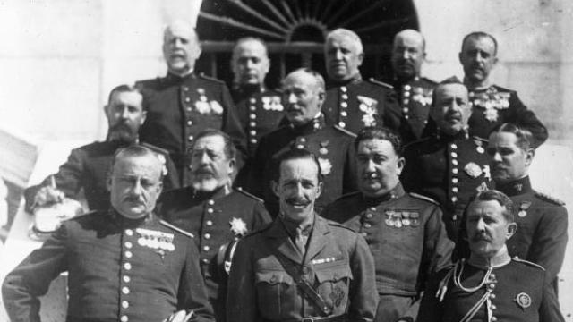 En la primera fila,  Primo de Rivera, Alfonso XIII y Cavalcanti.