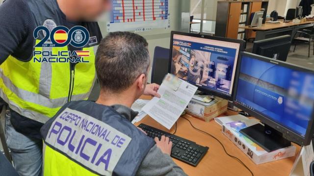 Dos investigadores de la Policía Nacional.