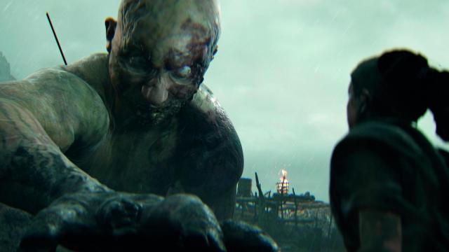 Senua confronta a un gigante en las playas de Islandia