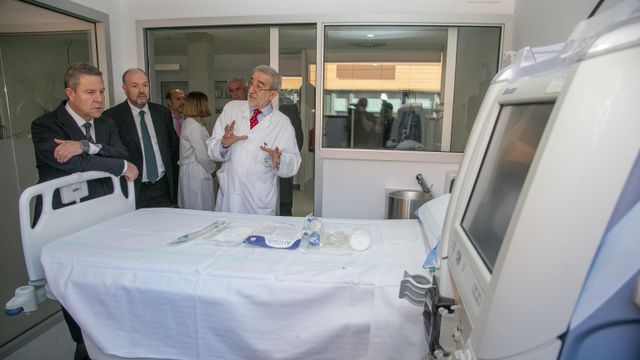 Emiliano García-Page, acompañado de varios profesionales, durante su visita este viernes al Hospital de Guadalajara.
