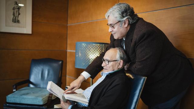 Juan Manuel de Prada, junto a su padre Pedro, durante la entrevista en las oficinas de Espasa.