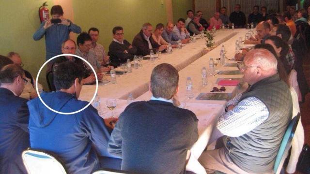 Instantánea de la reunión de Sánchez (en el círculo de espaldas con sudadera azul) con empresarios de Benasque en 2015, entre los que se encontraba Carlos Barrabés.