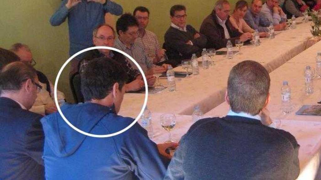 Instantánea de la reunión de Sánchez (en el círculo de espaldas con sudadera azul) con empresarios de Benasque en 2015, entre los que se encontraba Carlos Barrabés aunque no se le identifica en la foto.