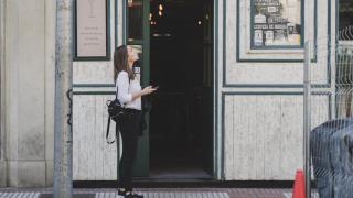 La periodista, antes de empezar su prueba como camarera en un restaurante de Madrid.