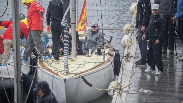 El Rey Juan Carlos a su llegada a puerto tras su embarco en el ‘El Bribón’ en el Real Náutico de Sanxenxo, a 21 de abril de 2023.