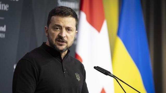 El presidente de Ucrania, Volodymyr Zelensky, pronuncia un comunicado de prensa durante la Cumbre sobre la Paz en Ucrania, en Stansstad, cerca de Lucerna, Suiza, el 15 de junio de 2024.