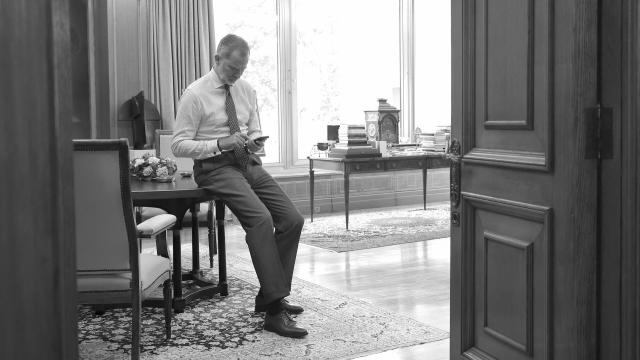 El rey Felipe VI mirando el móvil en su despacho del Palacio de la Zarzuela.