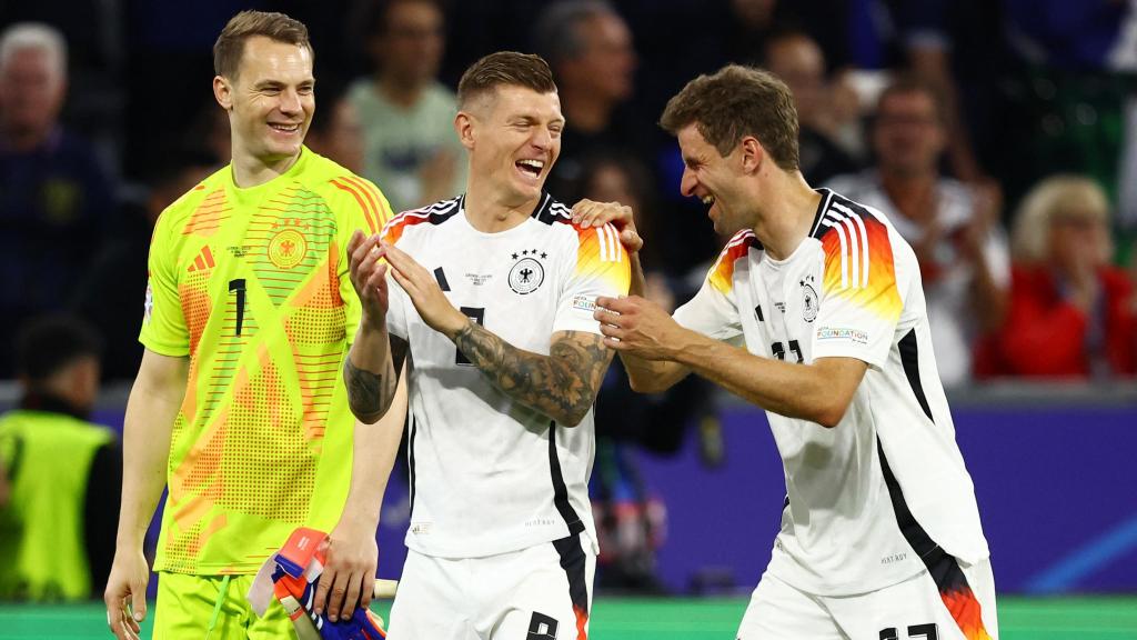 Kroos, Müller y Neuer celebran el triunfo sobre Escocia.
