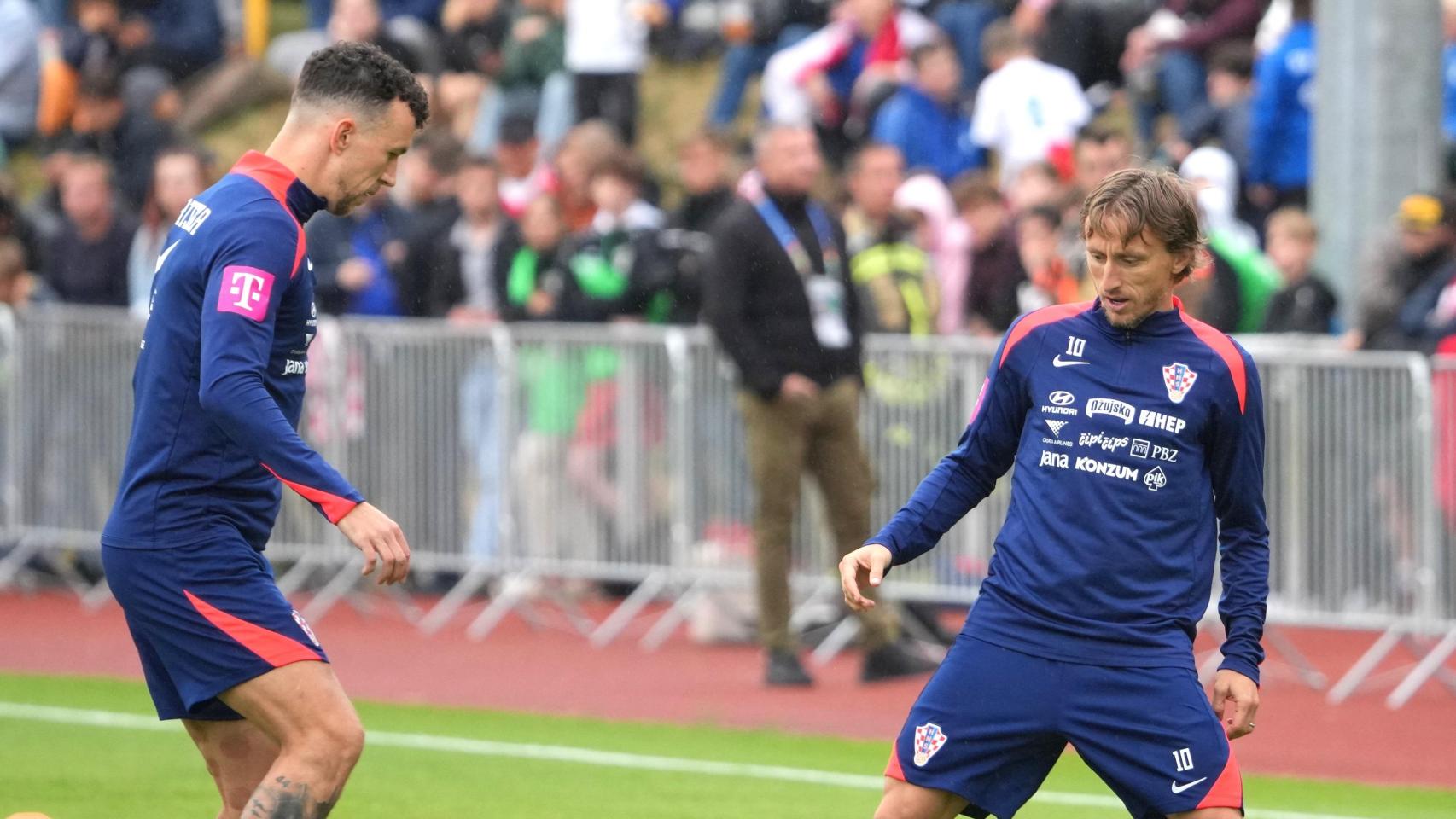 Perisic y Modric, durante un entrenamiento de la selección de Croacia