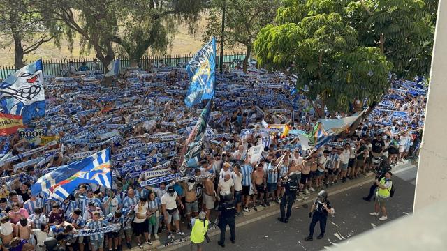 La afición del Málaga CF canta el himno en la previa del partido contra el Nàstic