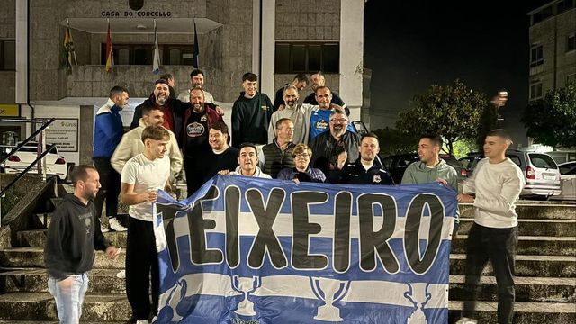 La peña deportivista de Teixeiro celebra el final de temporada con una bengalada