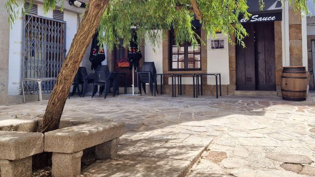 El restaurante con el emblemático Sauce en la plazuela