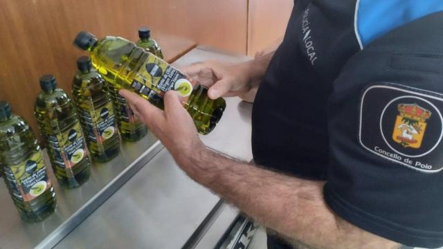 Identificado un hombre en Poio (Pontevedra) que vendió botellas de aceite y conservas robadas.