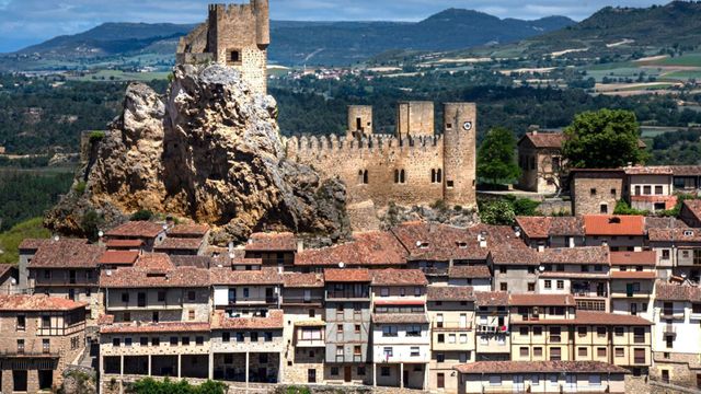 Imagen de Frías, un pueblo de Burgos y la ciudad más pequeña de España