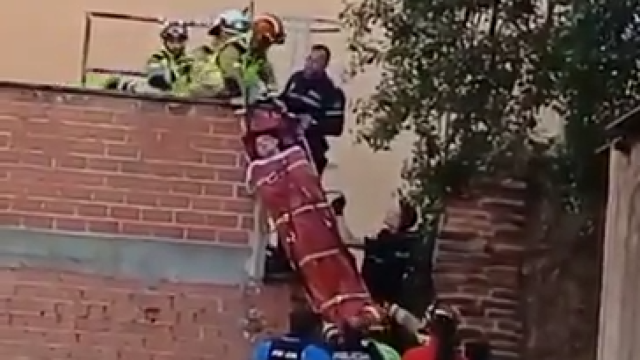 Rescate al joven herido en un solar de León